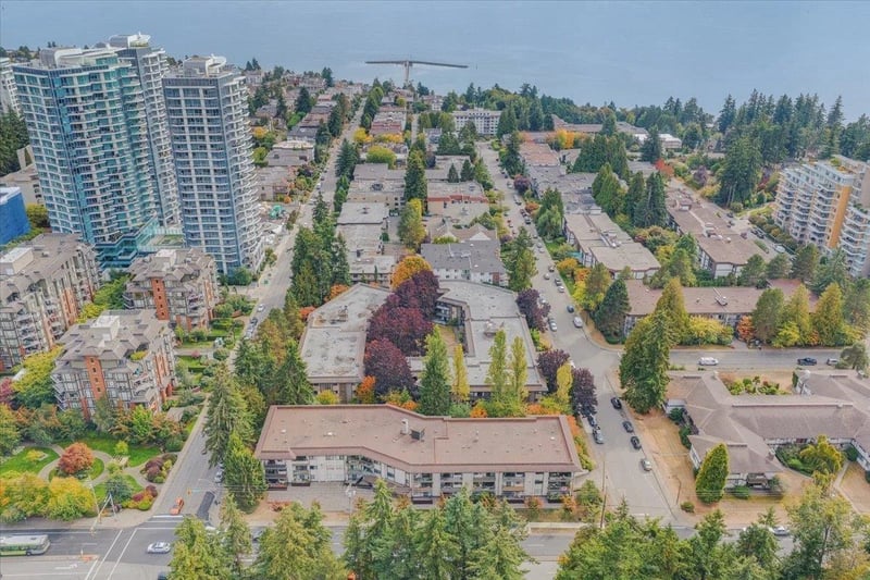 #110 15020 NORTH BLUFF Road, White Rock, British Columbia, V4B5A4, White Rock, British Columbia — photo 1 of 5