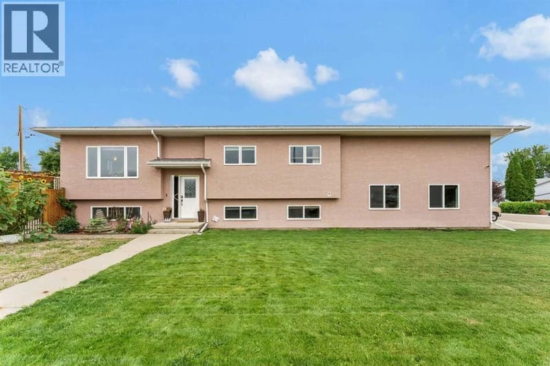 938 6 Street Southeast, Redcliff, Alberta, T0J2P0, Redcliff, Alberta — photo 1 of 5