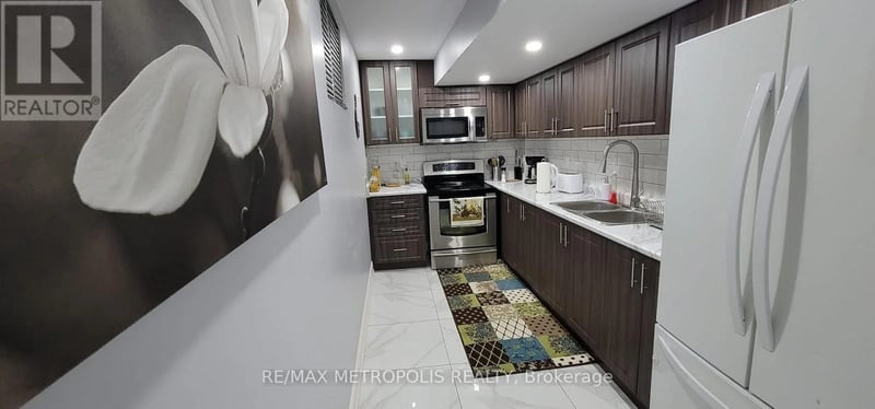 #BSMT 1 Desert Garden Drive, Brampton (Northwest Brampton), Ontario, L7A4M4, Brampton (Northwest Brampton), Ontario — photo 1 of 5