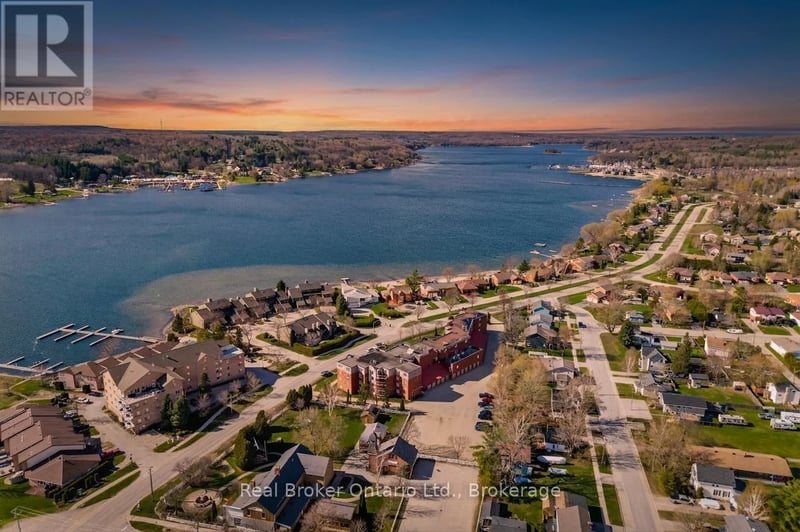 #402 11 Beck Boulevard, Penetanguishene, Ontario, L9M2G1, Penetanguishene, Ontario — photo 1 of 5
