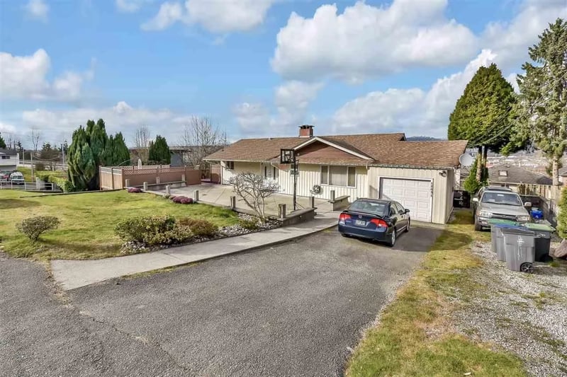 12031 101 Avenue, Surrey, British Columbia, V3V2Z2, Surrey, British Columbia — photo 1 of 2