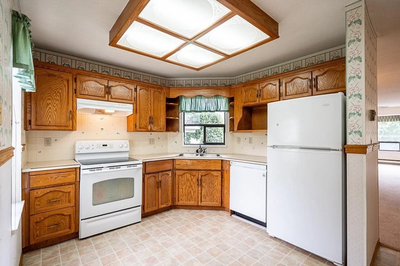 #201 14957 THRIFT Avenue, White Rock, British Columbia, V4B2K1, White Rock, British Columbia — photo 1 of 5