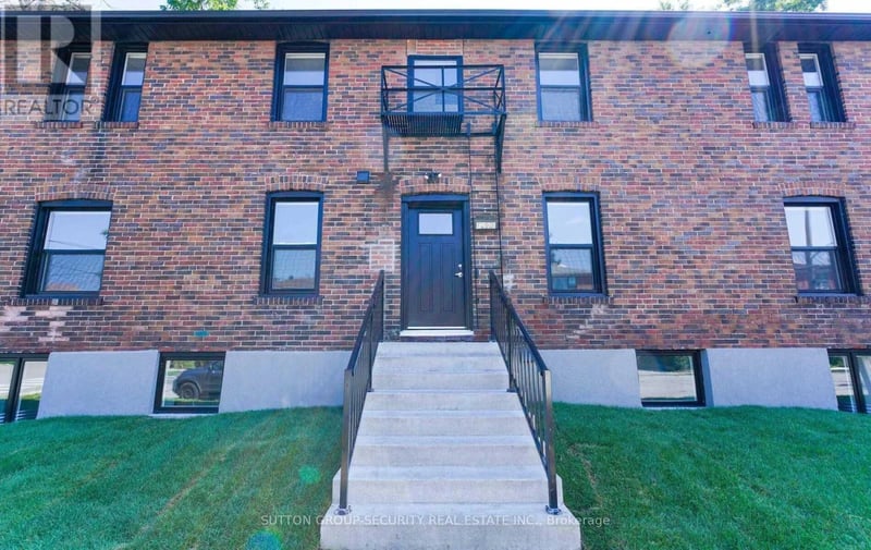 #6 92 Twelfth Street, Toronto (New Toronto), Ontario, M8V5H1, Toronto (New Toronto), Ontario — photo 1 of 5
