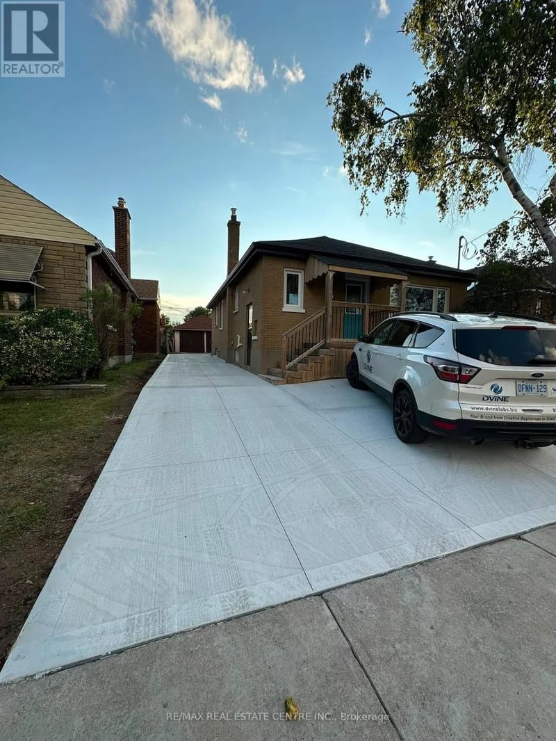 102 Wilson Road South, Oshawa (Central), Ontario, L1H6B7, Oshawa (Central), Ontario — photo 1 of 5