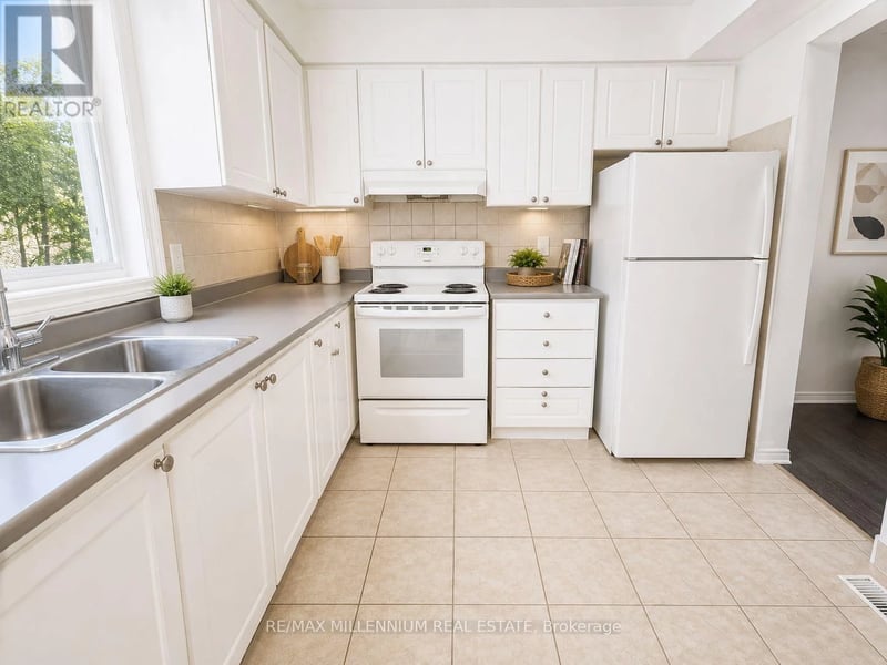 #24 414 Stone Road, Guelph (Clairfields/Hanlon Business Park), Ontario, N1G3E1, Guelph (Clairfields/Hanlon Business Park), Ontario — photo 1 of 5