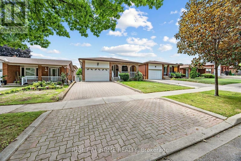 3126 Mccarthy Court, Mississauga (Applewood), Ontario, L4Y3Z5, Mississauga (Applewood), Ontario — photo 1 of 5