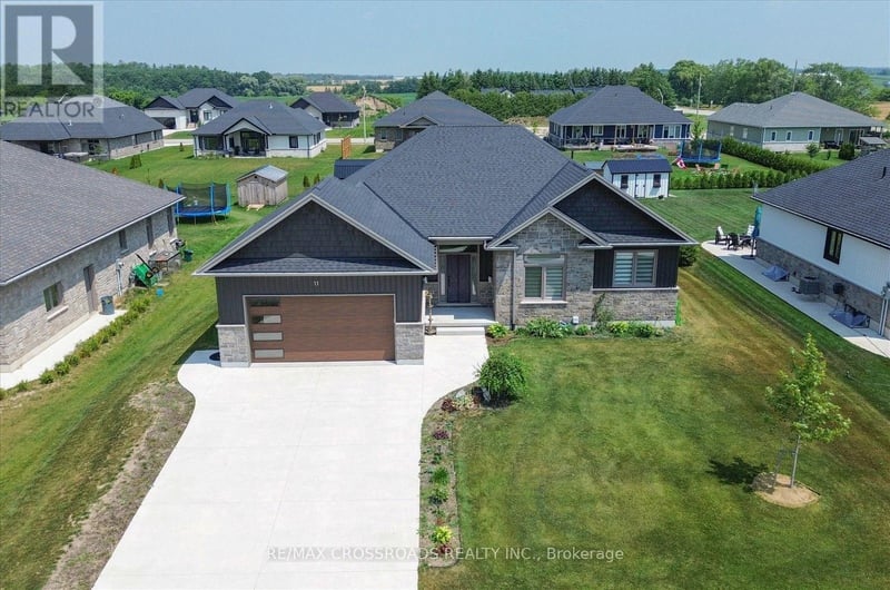 11 MCTAVISH Crescent North, Huron-Kinloss, Ontario, N0G2R0, Huron-Kinloss, Ontario — photo 1 of 5