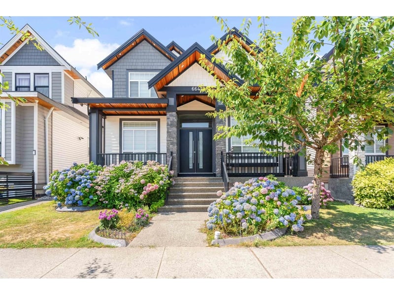 6647 121A Street, Surrey, British Columbia, V3W0H8, Surrey, British Columbia — photo 1 of 5