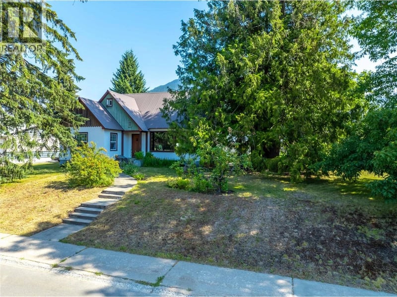 422 Ninth Street East, Revelstoke, British Columbia, V0E2S0, Revelstoke, British Columbia — photo 1 of 5