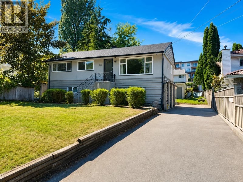 910 ROBINSON Street, Coquitlam, British Columbia, V3J4G6, Coquitlam, British Columbia — photo 1 of 5