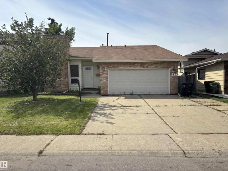 9223 172 AV NW, Edmonton, Alberta, T5Z2N3, Edmonton, Alberta — photo 1 of 5