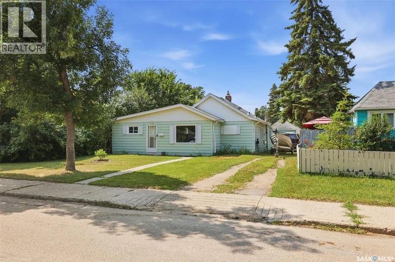 925 L AVENUE S, Saskatoon, Saskatchewan, S7M2J2, Saskatoon, Saskatchewan — photo 1 of 5