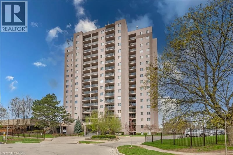 #310 975 WARWICK Court, Burlington, Ontario, L7T3Z7, Burlington, Ontario — photo 1 of 5