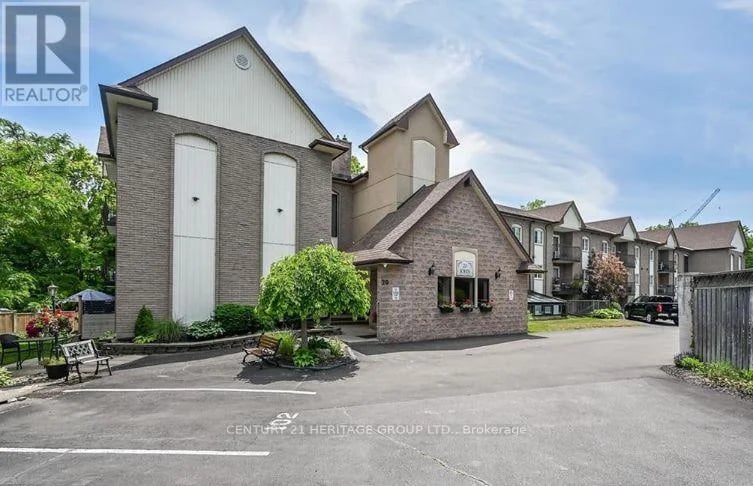 #202 20 John Street, Grimsby (Grimsby East), Ontario, L3M1X5, Grimsby (Grimsby East), Ontario — photo 1 of 5