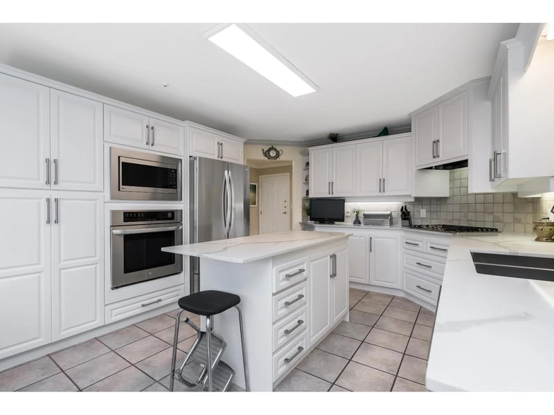 #201 14934 THRIFT Avenue, White Rock, British Columbia, V4B2J9, White Rock, British Columbia — photo 1 of 5