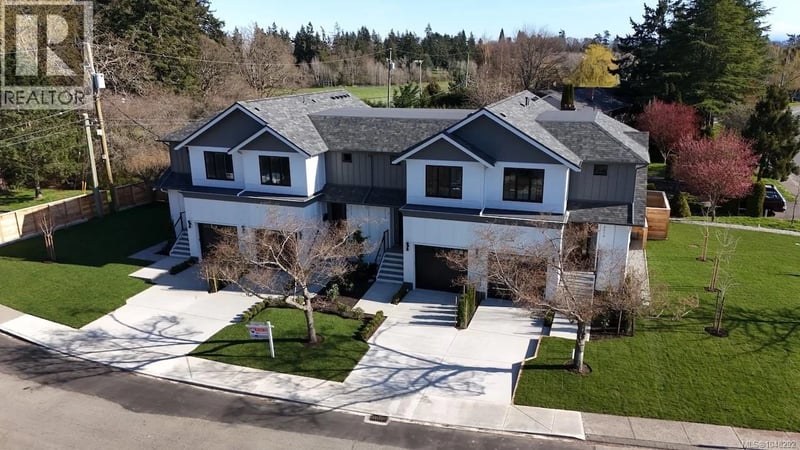 #3 3513 Henderson Road, Oak Bay, British Columbia, V8R3K5, Oak Bay, British Columbia — photo 1 of 5