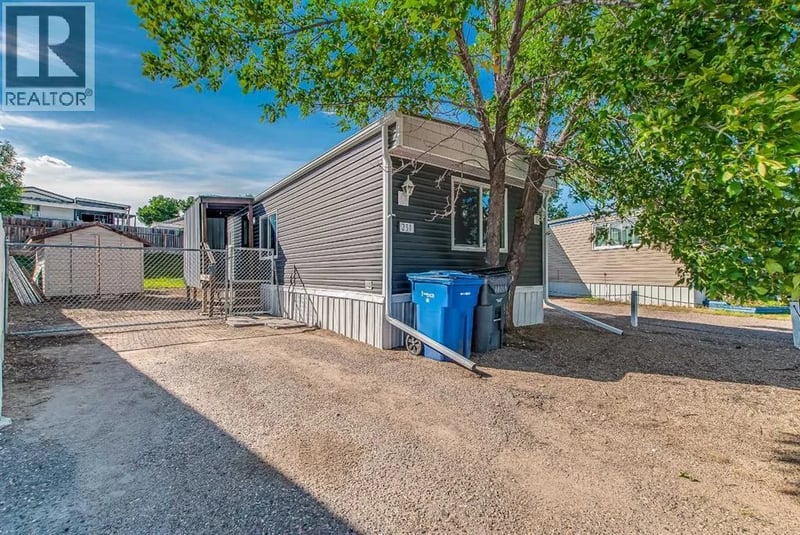 231 Fairchild Street Southwest, Medicine Hat, Alberta, T1A7Z6, Medicine Hat, Alberta — photo 1 of 5