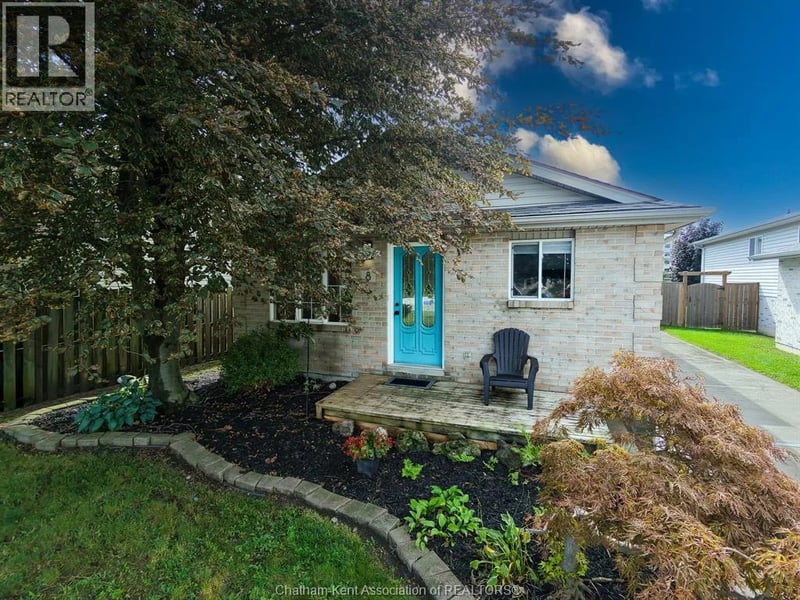 8 Hampton Court, Chatham, Ontario, N7M6K9, Chatham, Ontario — photo 1 of 5