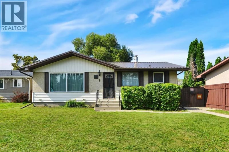 1 Forest Close, Red Deer, Alberta, T4N4Z7, Red Deer, Alberta — photo 1 of 5
