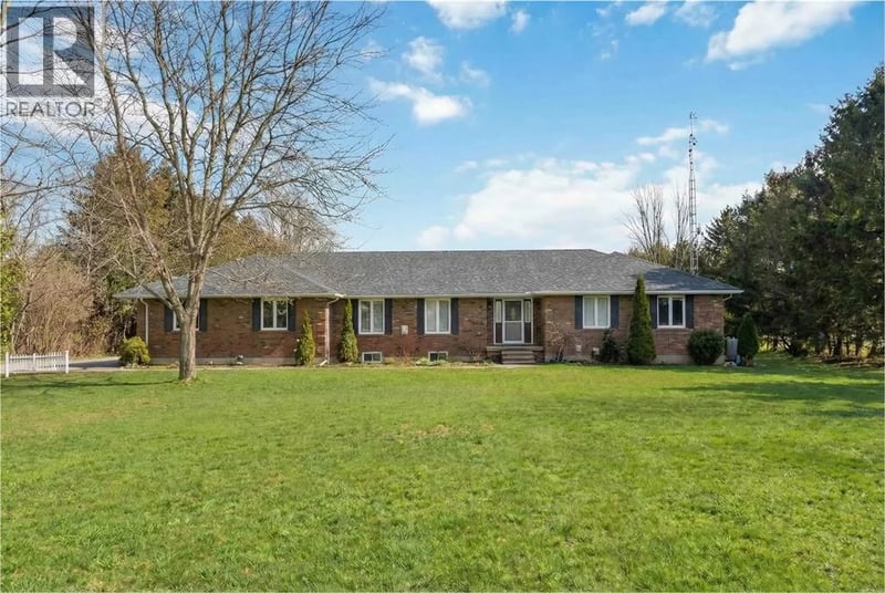 5386 MANDAUMIN Road, Plympton-Wyoming, Ontario, N7T7H3, Plympton-Wyoming, Ontario — photo 1 of 5