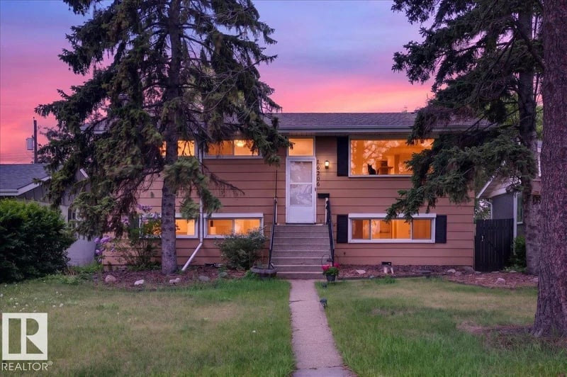 16206 79A AV NW, Edmonton, Alberta, T5R3J1, Edmonton, Alberta — photo 1 of 5