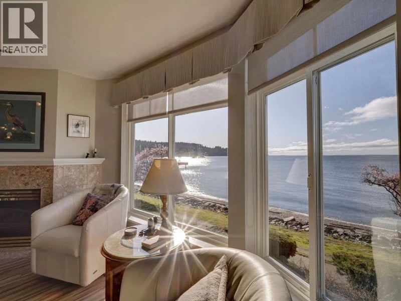 #205 5470 INLET Avenue, Sechelt, British Columbia, V7Z0H4, Sechelt, British Columbia — photo 1 of 5