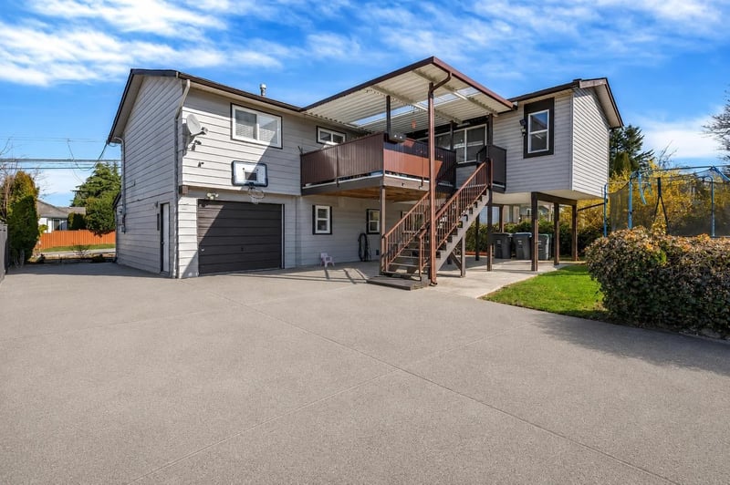 18240 64 Avenue, Surrey, British Columbia, V3S8A7, Surrey, British Columbia — photo 1 of 5