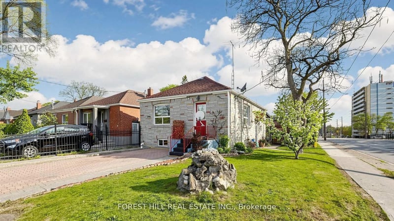 2 Ellins Avenue, Toronto (Rockcliffe-Smythe), Ontario, M6N2A1, Toronto (Rockcliffe-Smythe), Ontario — photo 1 of 5