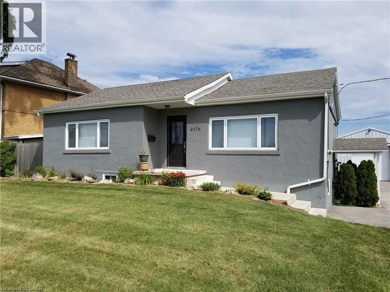 #2 2176 QUEENSWAY Drive, Burlington, Ontario, L7R3T1, Burlington, Ontario — photo 1 of 5