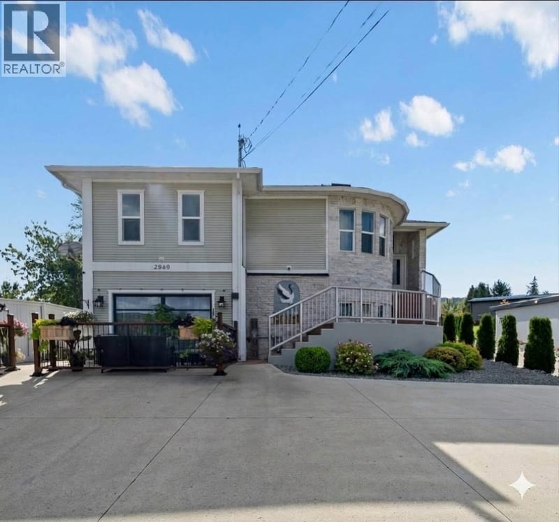 2860 15 Avenue Northeast, Salmon Arm, British Columbia, V1E2B6, Salmon Arm, British Columbia — photo 1 of 5