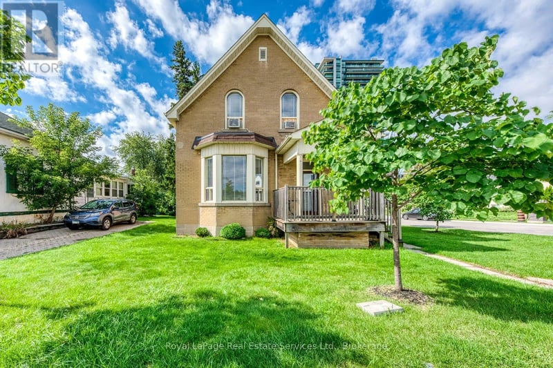 21 Centre Street South, Brampton (Queen Street Corridor), Ontario, L6W2X7, Brampton (Queen Street Corridor), Ontario — photo 1 of 5