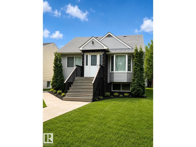 9719 71 AV NW, Edmonton, Alberta, T6E0W5, Edmonton, Alberta — photo 1 of 5