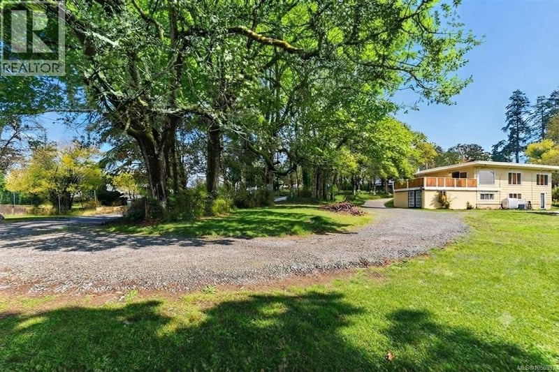 4589 Scarborough Road, Saanich, British Columbia, V8Z5N6, Saanich, British Columbia — photo 1 of 5