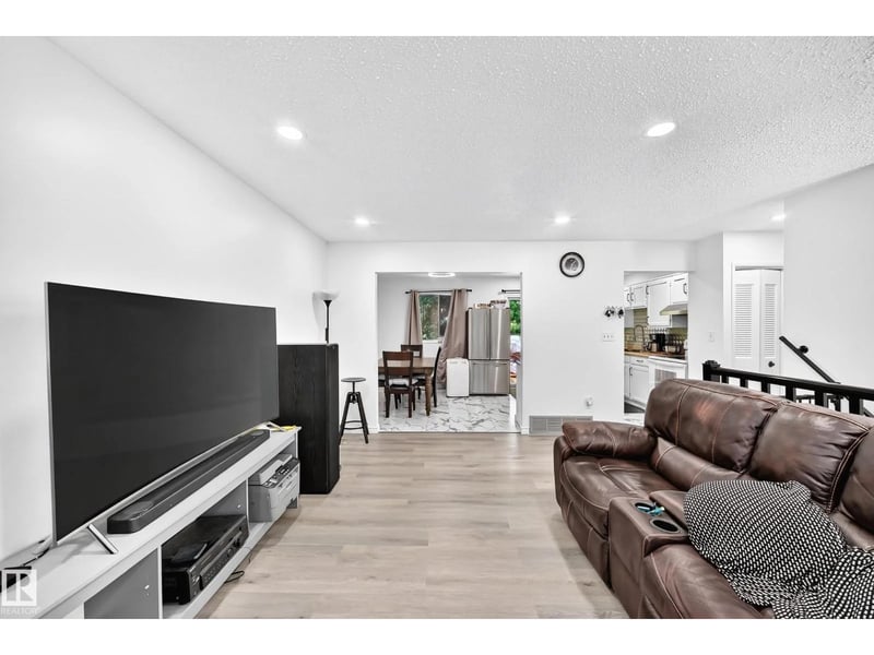 14240 23 ST NW, Edmonton, Alberta, T5Y1E8, Edmonton, Alberta — photo 1 of 5