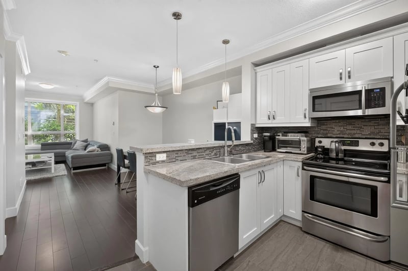 #218 13897 FRASER Highway, Surrey, British Columbia, V3T0G8, Surrey, British Columbia — photo 1 of 5