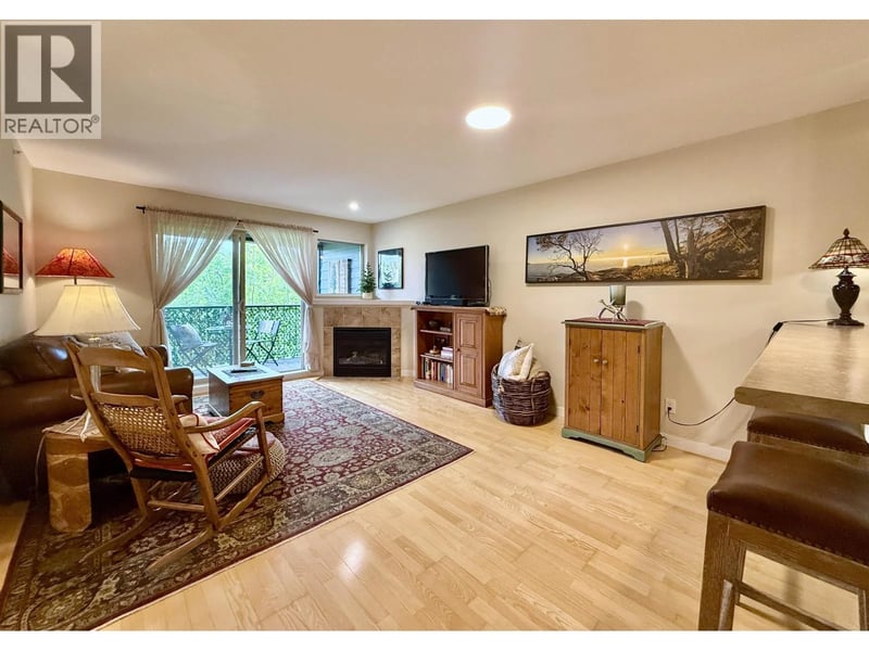 #404 5631 INLET Avenue, Sechelt, British Columbia, V7Z0J1, Sechelt, British Columbia — photo 1 of 5