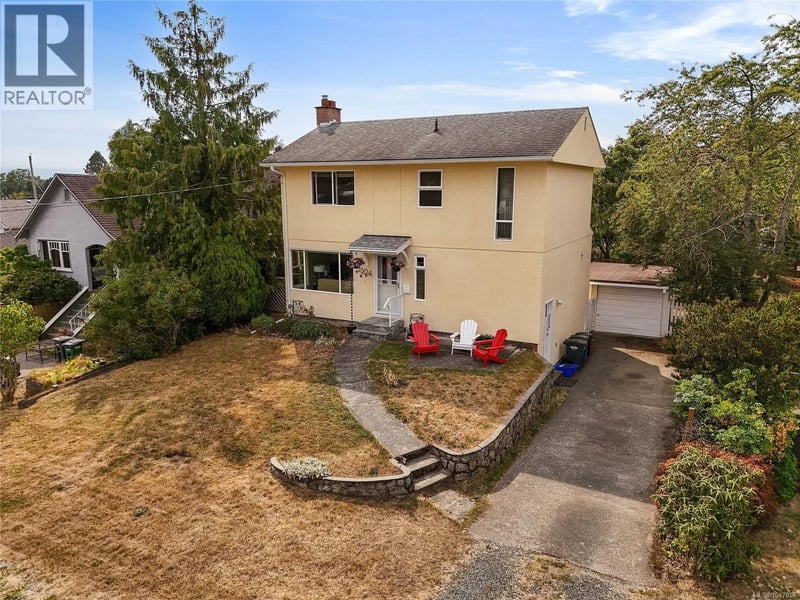 3304 Aldridge Street, Saanich, British Columbia, V8P4L8, Saanich, British Columbia — photo 1 of 5