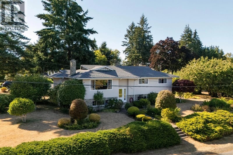 6224 Robin Way, Central Saanich, British Columbia, V8Z5X8, Central Saanich, British Columbia — photo 1 of 5
