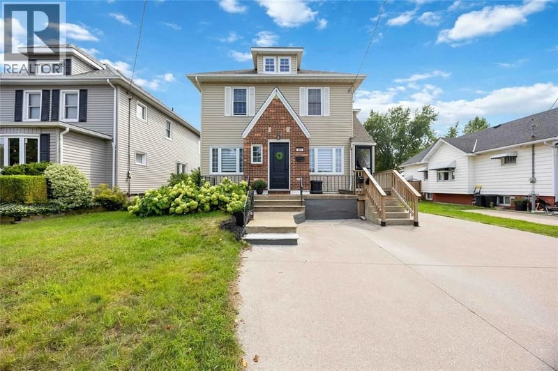 207 VICTORIA Avenue East, Point Edward, Ontario, N7V1H7, Point Edward, Ontario — photo 1 of 5