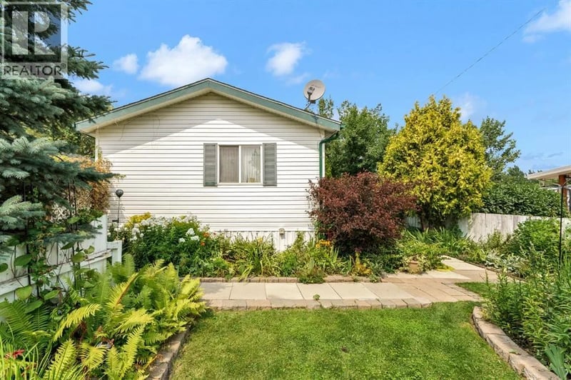 138 Foster Street, Seven Persons, Alberta, T0K1Z0, Seven Persons, Alberta — photo 1 of 5