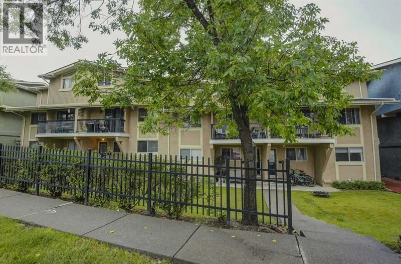 2200 Woodview Drive Southwest, Calgary, Alberta, T2W3N6, Calgary, Alberta — photo 1 of 5