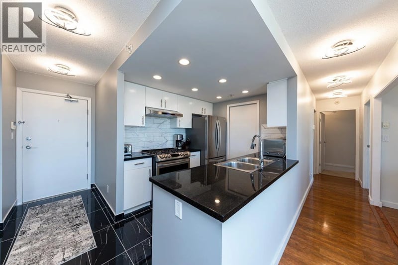 #2905 1033 MARINASIDE Crescent, Vancouver, British Columbia, V6Z3A3, Vancouver, British Columbia — photo 1 of 5