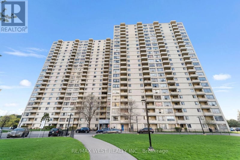 #114 340 Dixon Road, Toronto (Kingsview Village-The Westway), Ontario, M9R1T1, Toronto (Kingsview Village-The Westway), Ontario — photo 1 of 5