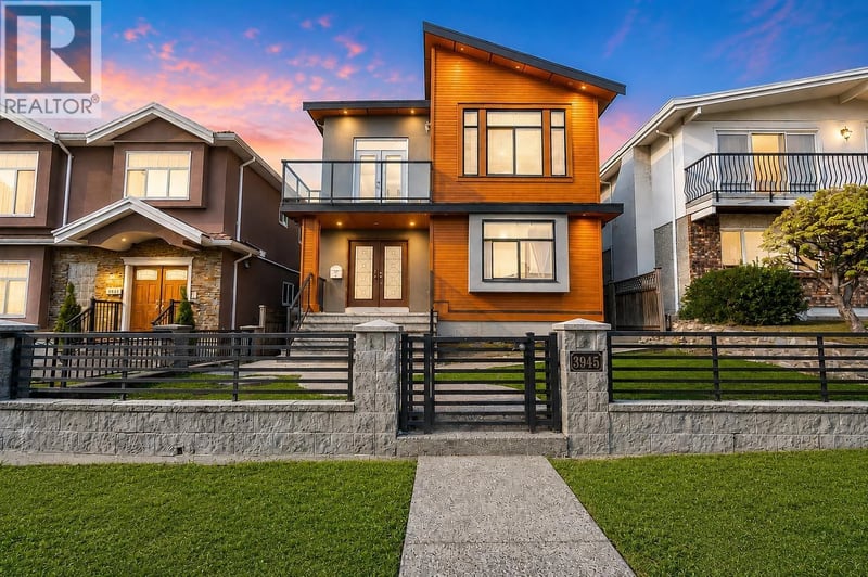 3945 PARKER Street, Burnaby, British Columbia, V5C3B7, Burnaby, British Columbia — photo 1 of 5