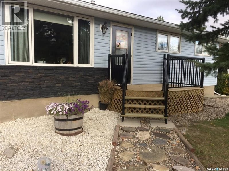 836 Peters AVENUE, Oxbow, Saskatchewan, S0C2B0, Oxbow, Saskatchewan — photo 1 of 5