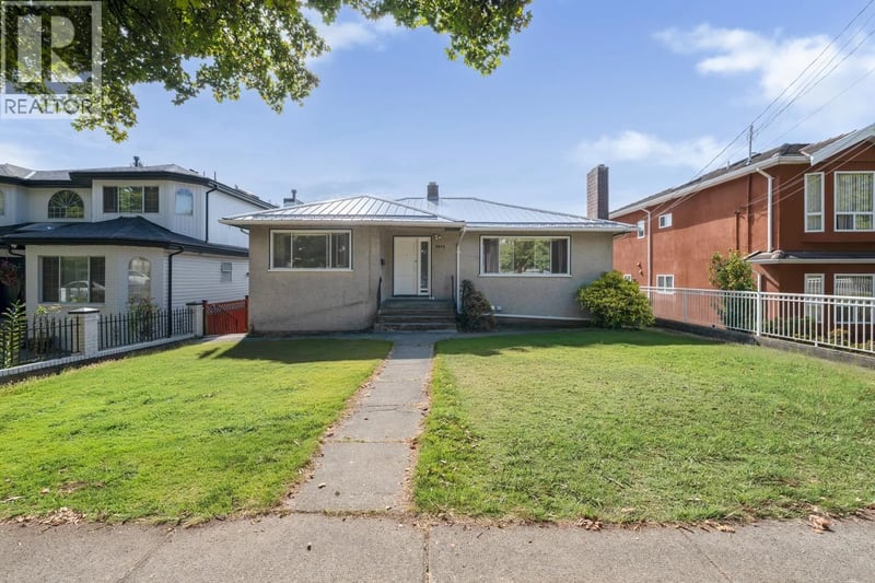 5655 LANCASTER Street, Vancouver, British Columbia, V5R4A6, Vancouver, British Columbia — photo 1 of 5