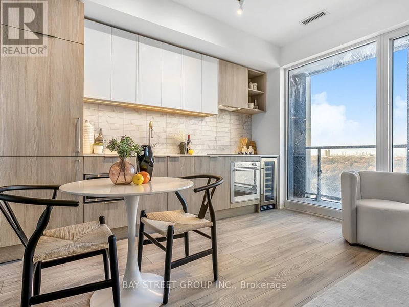 #1812 2020 Bathurst Street, Toronto (Humewood-Cedarvale), Ontario, M5P0A6, Toronto (Humewood-Cedarvale), Ontario — photo 1 of 5