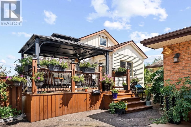 1315 Blakely Crescent West, Pembroke, Ontario, K8A6Z9, Pembroke, Ontario — photo 1 of 5