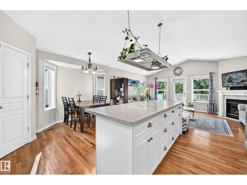 4210 37 AV NW, Edmonton, Alberta, T6L7C3, Edmonton, Alberta — photo 1 of 5