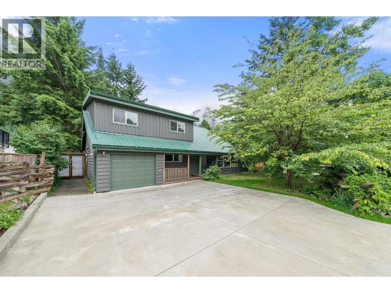 38260 WESTWAY Avenue, Squamish, British Columbia, V8B0Y5, Squamish, British Columbia — photo 1 of 5
